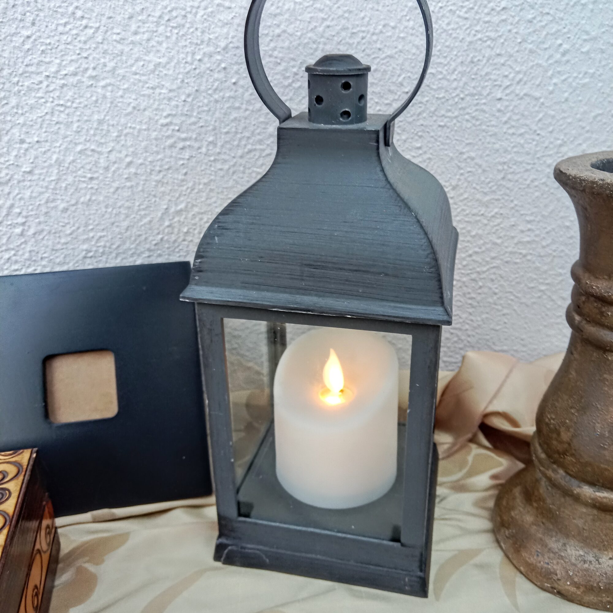 Battery operated hand lantern