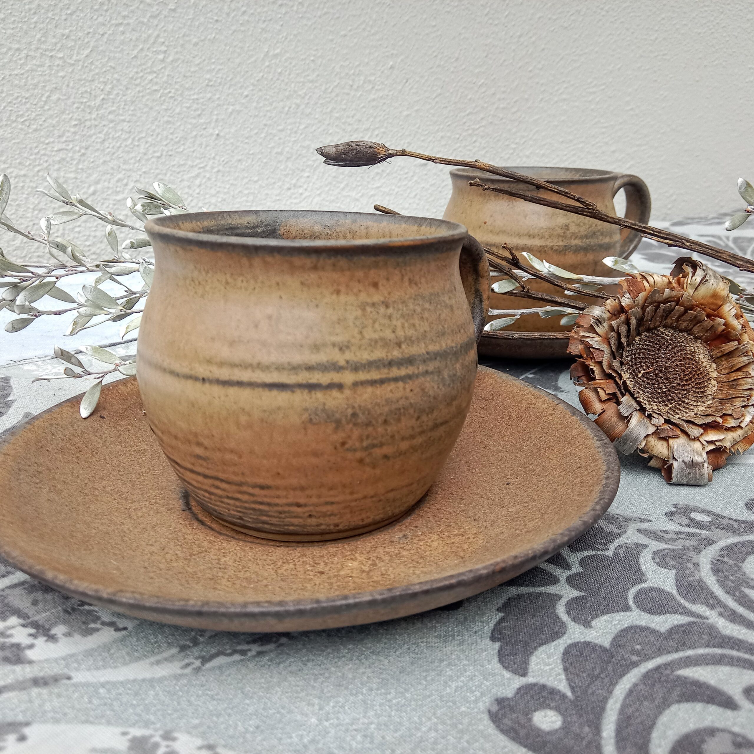 Stoneware tubby mugs and saucers - Image 3